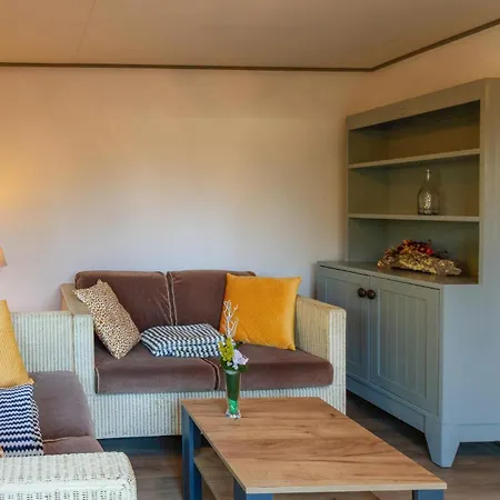 2 Bedroom Beautiful In * Well (Limburg)