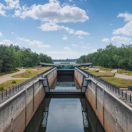 2 Bedroom Beautiful In Σπίτι διακοπών *